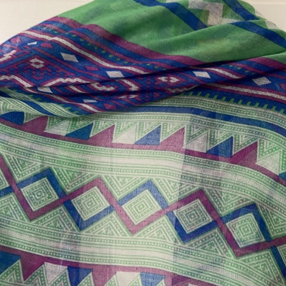 Women’s Beautiful Lightweight Wrap or Scarf - Picture 3 of 6